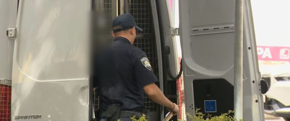 Privođenje osumnjičenih za premlaćivanje mladog Slovenca