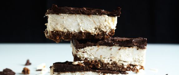 Ledeni sendvič od Oreo keksa, čokolade i sladoleda