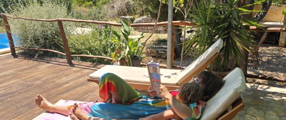 Barbara i kćerkica Mina uživaju u zajedničkom čitanju