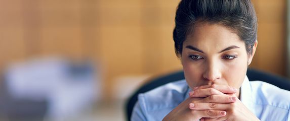 Žena gleda u ekran računala, ilustracija