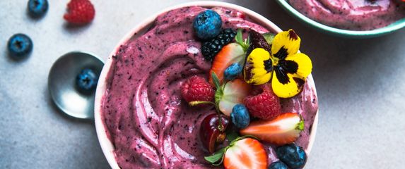 Smrznuti jogurt sa šumskim voćem