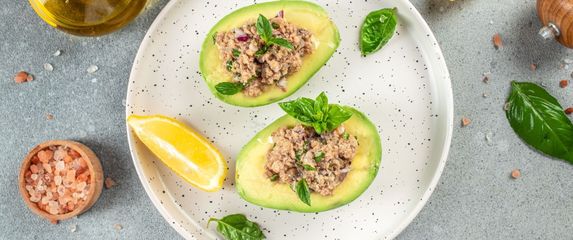 Avokado punjen lososom