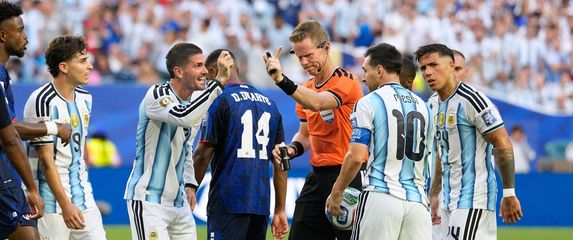 Drew Fischer i igrači Argentine