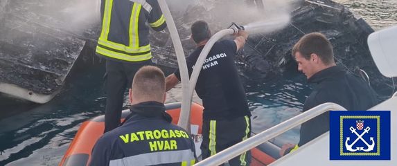 Požar dvotrupne jedrilice u uvali Tiha - 1