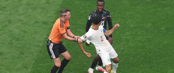 Michael Oliver na utakmici Kanada - Maroko