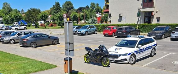 Nepropisno parkirani motor