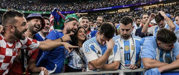 Navijači koji se rugaju Argentincima