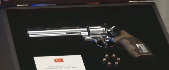 Milanović dobio revolver na dar