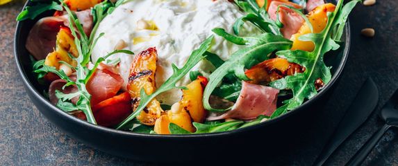 Salata s grilanim breskvama