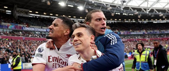 Leandro Trossard slavi naslov prvaka