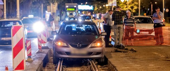 Vozilo upalo u tračnice u Savskoj ulici - 3