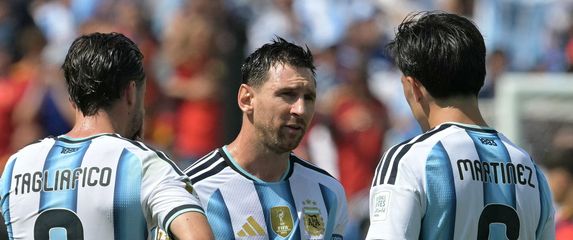 Lionel Messi sa suigračima