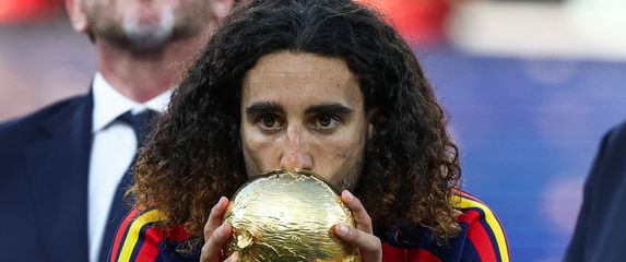 Marc Cucurella s trofejem