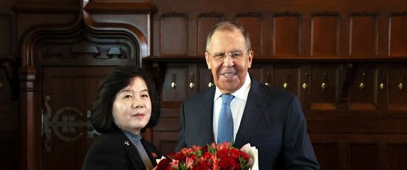 Choe Son Hui i Sergej Lavrov