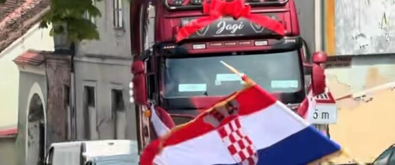 Mladenka u kamionu