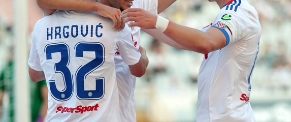 Adam Huram u zagrljaju suigrača nakon prvijenca