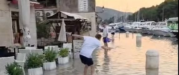 More preplavilo ulice na Hvaru