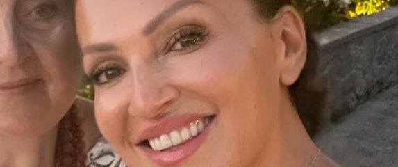 Nina Badrić s mamom na Hvaru - 6