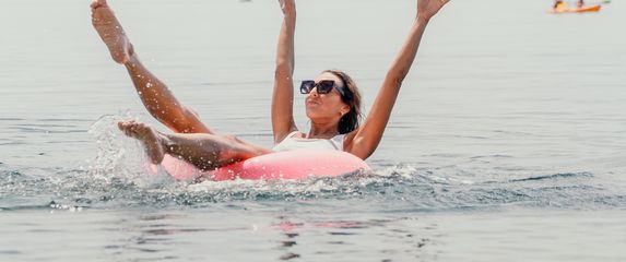 Žena pliva