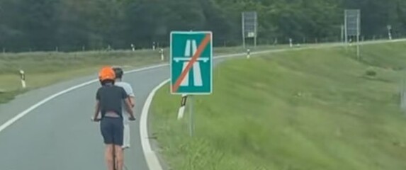 Klinci na romobilu