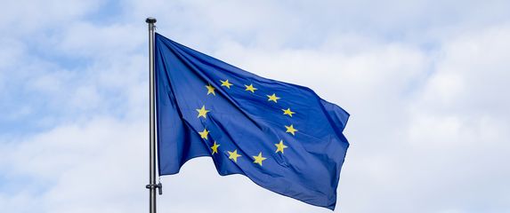 Kako se piše: u EU ili u EU-u