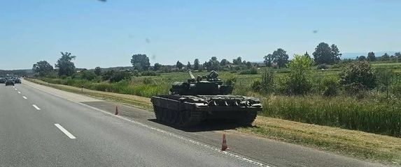 Tenk na autocesti A3