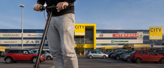 Romobil ispred trgovačkog centra