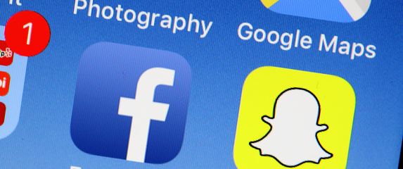 Snapchat i Facebook (Foto: AFP)