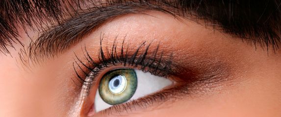 Sjenilo za oči u svjetlucavim ljetnim nijansama