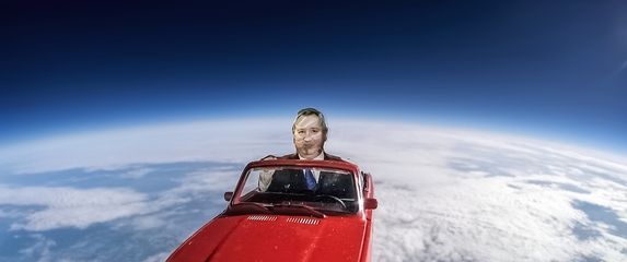 Ruski crveni automobil u svemiru