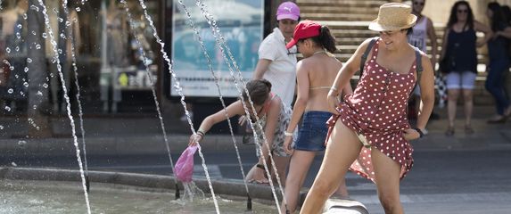 Osvježenje se traži u gradskim fontanama (Foto: AFP)