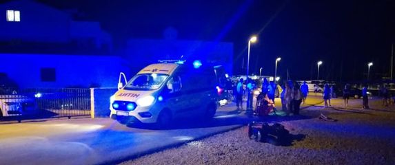 Maloljetnici se skuterom zabili u ženu s djecom pa pobjegli