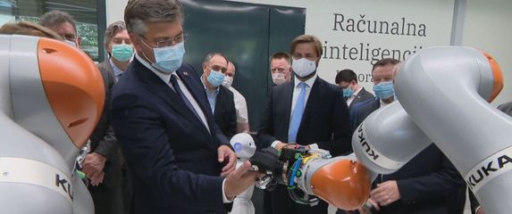 Andrej Plenković rukuje se s robotom