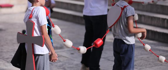 Molitva krunice na splitskom Peristilu - 1