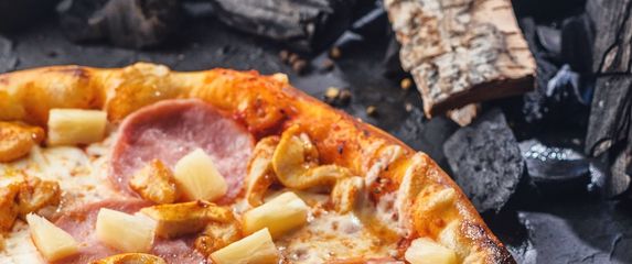 Na havajsku pizzu stavlja se ananas