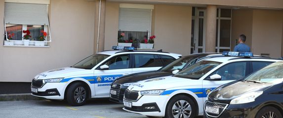 Policija ispred zgrade u Zaprešiću u kojem je počinjeno ubojstvo