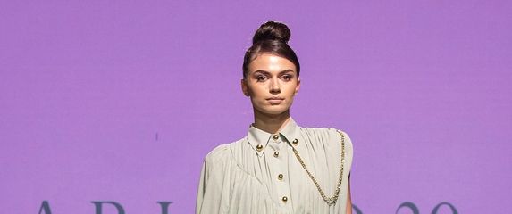 Haljina je pokazana na modnoj reviji povodom 20-e godišnjice rada brenda Arileo
