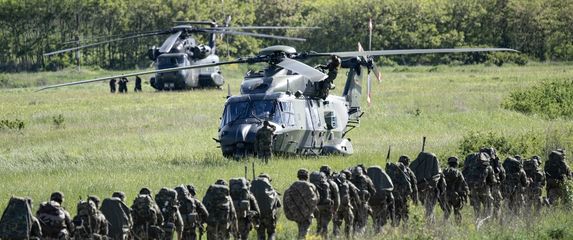 Vojna vježba, ilustracija