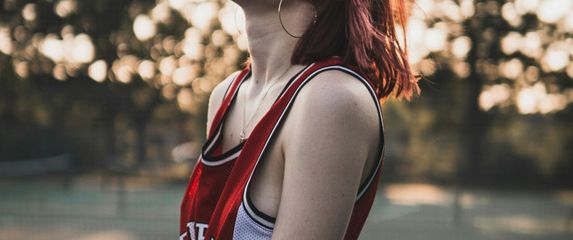 Zamišljena djevojka