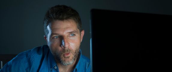 Muškarac gleda pornografiju