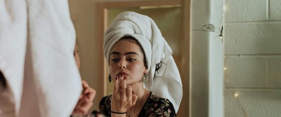 Djevojka ispred ogledala