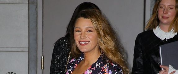 Blake Lively u šarenom odijelu modne kuće Chanel - 5