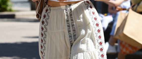 Duge suknje popularne su u ljetno vrijeme