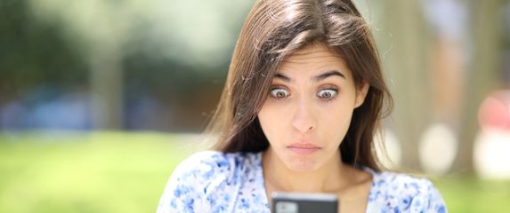 Iznenađena djevojka