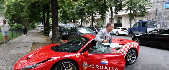 Ukrašeni Ferrari s hrvatskim kockicama - 9