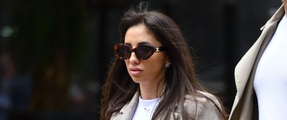 Tamnokosa dama u Pradinim Monolith Crochet sandalama u Zagrebu - 2