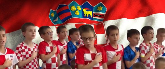 Djeca u školi pjevaju hrvatsku himnu