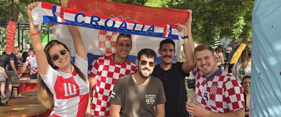 Navijači poziraju u hrvatskim dresovima