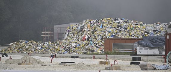 Veći dio požara plastike je ugašen u skladištu tvrtke za zbrinjavanje. - 2