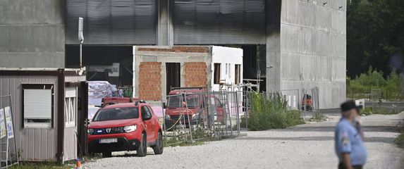 Veći dio požara plastike je ugašen u skladištu tvrtke za zbrinjavanje. - 5